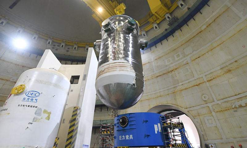 福清核電5號機組反應堆壓力容器在吊裝中。（新華社記者 林善傳 攝）