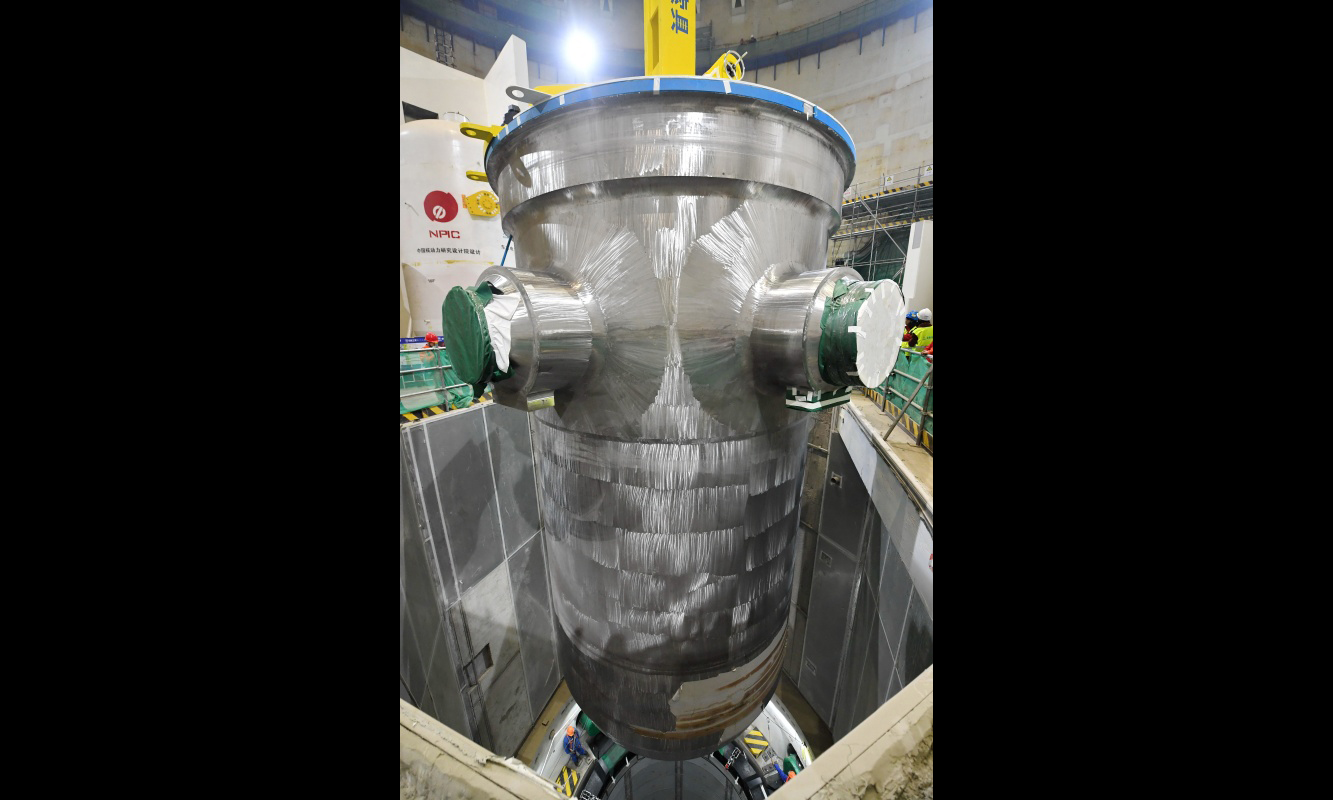 福清核電5號機組反應堆壓力容器在吊裝中。（新華社記者 林善傳 攝）