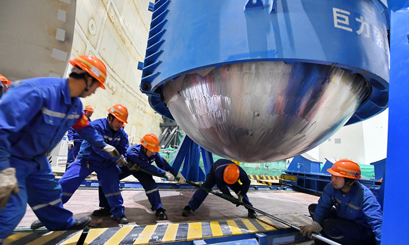 這是福清核電5號機組反應堆壓力容器抱環拆解現場。（新華社記者 林善傳 攝）