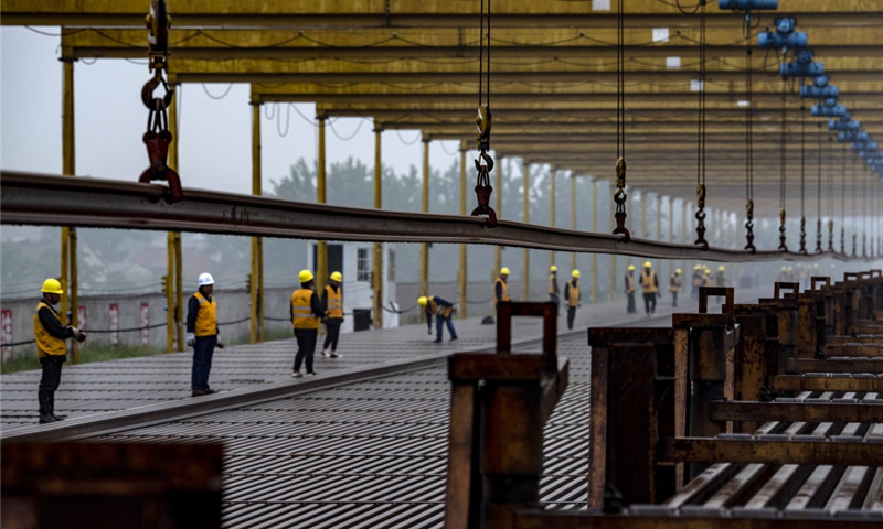 5月5日，中鐵十一局職工在漢十高鐵棗陽鋪軌基地堆碼500米長軌。（新華社記者 杜華舉 攝）