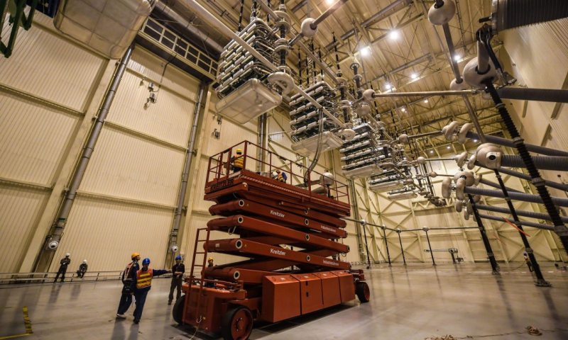 5月8日，工作人員在金華換流站內進行檢修作業。（新華社記者 徐昱 攝）