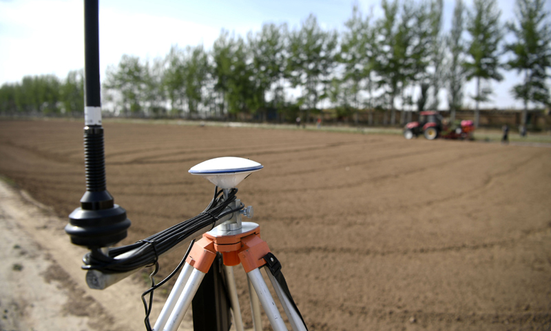 寧夏吳忠市利通區金積鎮塔灣村村民在田間利用北斗導航播種蔬菜（2018年4月17日攝）。（新華社記者 王鵬 攝）