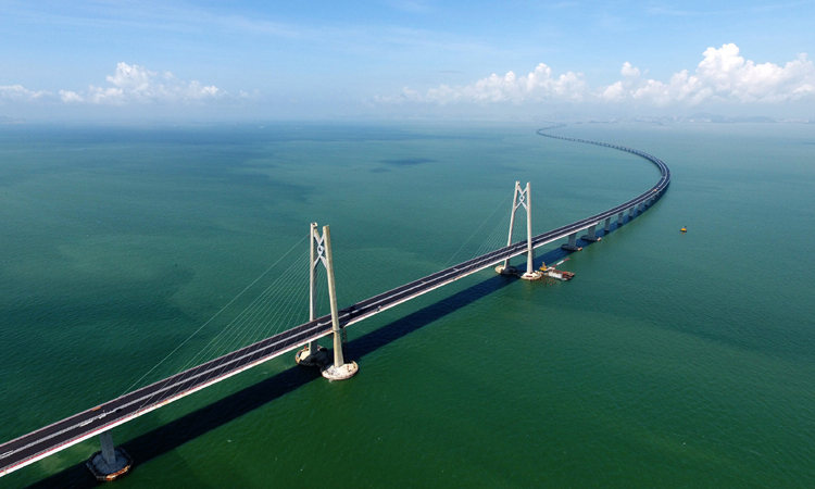 這是港珠澳大橋上的“中國結”造型橋塔（2017年6月6日攝）。（新華社記者 梁旭 攝）