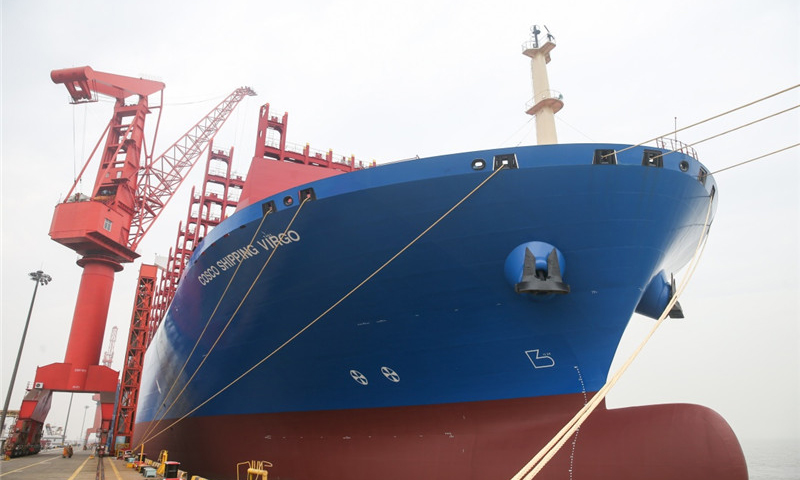 5月29日，上海外高橋造船有限公司為中遠海運集裝箱運輸有限公司建造的20000TEU超大型集裝箱船“中遠海運室女座”號命名交付。圖為5月30日，“中遠海運室女座”號超大型集裝箱船停靠在上海外高橋造船有限公司碼頭。（新華社記者 丁汀 攝）