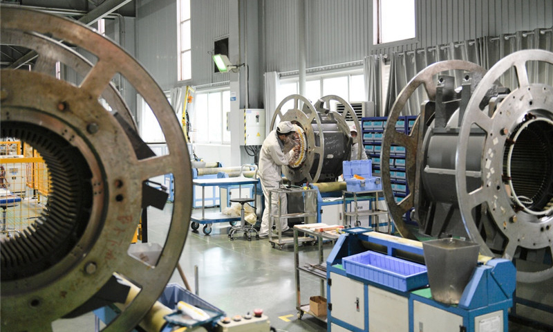 在全球一萬多個城市中，處于中國三四線位置的湖南省株洲市，只能算是“小城”。高鐵、磁懸浮、超級電容、IGBT芯片……被稱為“中國動力谷”的株洲，卻頻頻推出世界級創新成果。圖為工人在中車株洲電機公司生產線上工作。新華社發（張笑宇 攝）