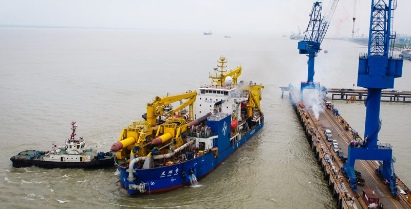 6月8日，“天鯤號”駛離碼頭出港海試。（新華社記者 李響 攝）