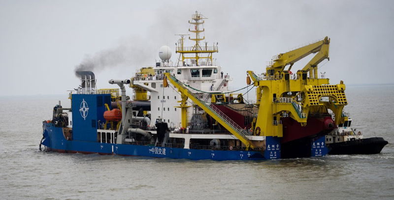 6月8日，“天鯤號”駛離碼頭出港海試。（新華社記者 李響 攝）