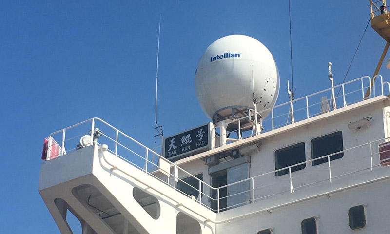 “天鯤號”全船長140米，寬27.8米，最大挖深35米，總裝機功率25843千瓦，設計每小時挖泥6000立方米，絞刀額定功率6600千瓦。圖中是“天鯤號”上的主控制室外景。（新華社記者 毛振華 攝）