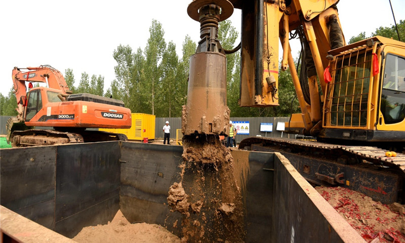 7月4日，在京雄城際鐵路河北霸州段，中鐵上海工程局集團工作人員在施工。（新華社記者 王曉 攝）