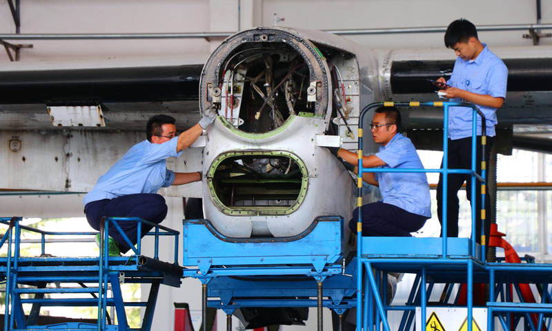 下一步，航空工業將按照新舟60——新舟600——新舟700的發展路線，穩步推進渦槳支線飛機的系列化發展，持續強化新舟系列飛機的設計研發、制造試驗、市場銷售以及運營服務能力，努力將新舟系列飛機打造成世界一流的渦槳支線飛機，將航空工業打造成為世界級渦槳支線飛機產品、服務的主要提供商。圖為新舟60飛機制造過程。（王文鐸 攝）