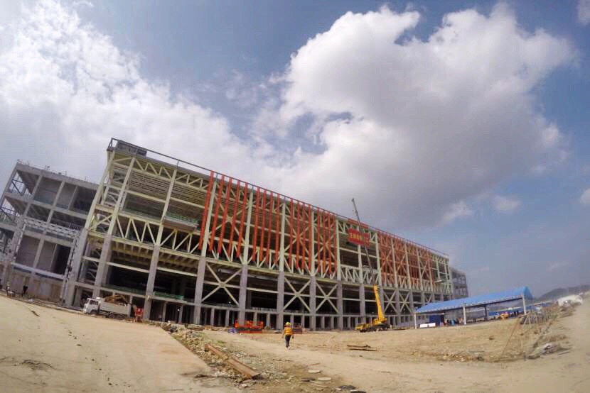 9月9日，記者在位于廣州的項目現場看到，由中國建筑一局（集團）有限公司（以下簡稱“中建一局”）承建的廣州超視堺第10.5代線項目正在抓緊施工建設，主體結構已經完工。預計2019年上半年建成投產，以改變我國“缺芯少屏”現狀。屆時將生產出8K超高清、全球最大尺寸（176寸）的液晶顯示屏。圖為“中國屏”廣州超視堺第10.5代線項目主體結構工程項目。（國資委免费菠萝视频app下载 語謙攝）