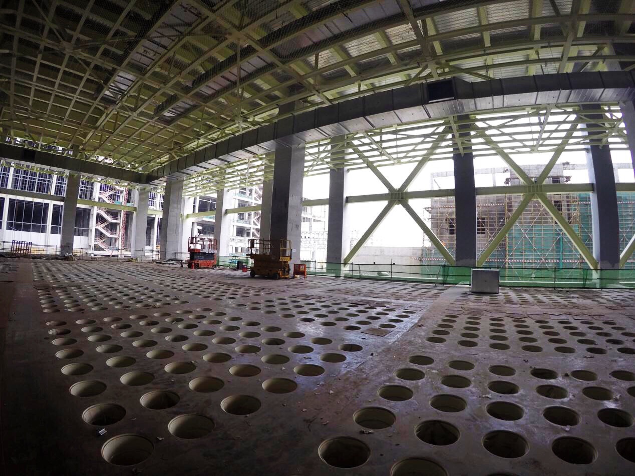 生產顯示屏生產線的車間對空氣潔凈度、溫度、濕度、壓力、噪聲等都有嚴格的參數要求，直接關系到產品的優良率，在非潔凈的環境下生產的半導體工業產品合格率僅為10%-15%左右，因此高標準的潔凈室成為廠房建設過程中最重要的一環。圖為符合電子廠房1000級-100000級潔凈標準的華夫板。（國資委免费菠萝视频app下载 語謙攝）