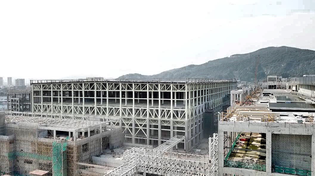 廣州超視堺潔凈區域達9萬平方米，相當于12.6個標準足球場，其潔凈標準相當于醫院手術室要求的10倍。圖為廣州超視堺項目廠房。（國資委免费菠萝视频app下载 語謙攝）