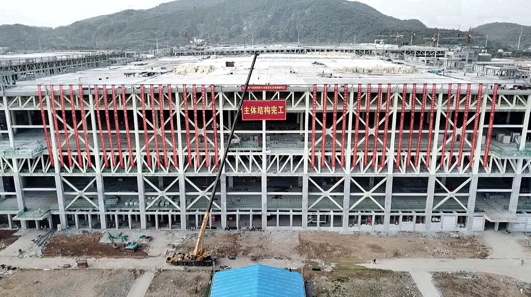 中建一局建造的“中國屏”廠房，再次填補了中建建造史的空白，見證了中國半導體行業的崛起，也為“一帶一路”沿線國家的工業建筑提供了“潔凈建造”中國標準。圖為廣州超視堺項目廠房。（國資委免费菠萝视频app下载 語謙攝）