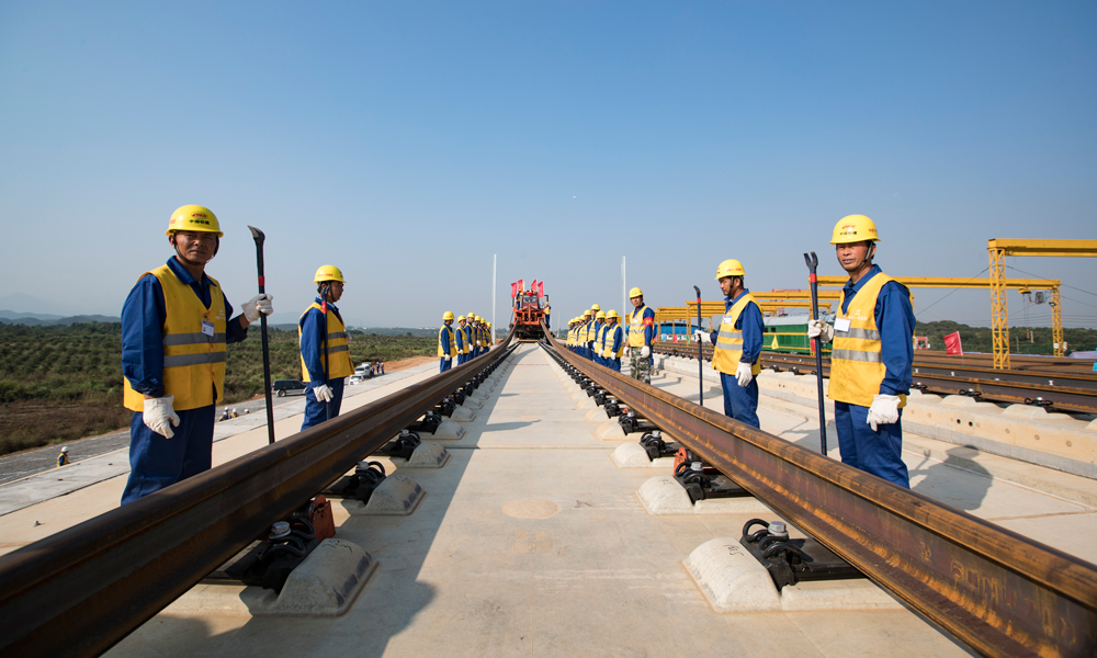 昌贛高鐵北起江西省省會南昌，南抵贛州，途經南昌、宜春、吉安、贛州等4個設區市以及26個縣（區、市），設計時速350公里，線路全長416.1公里，全線設南昌、橫崗、豐城東、樟樹東、新干東、峽江、吉水西、吉安西、泰和、萬安、興國西、贛縣北、贛州西等13座車站。圖為9月29日，中鐵十一局建設者在昌贛高鐵樟樹東鋪軌基地進行500米長軌鋪設作業。