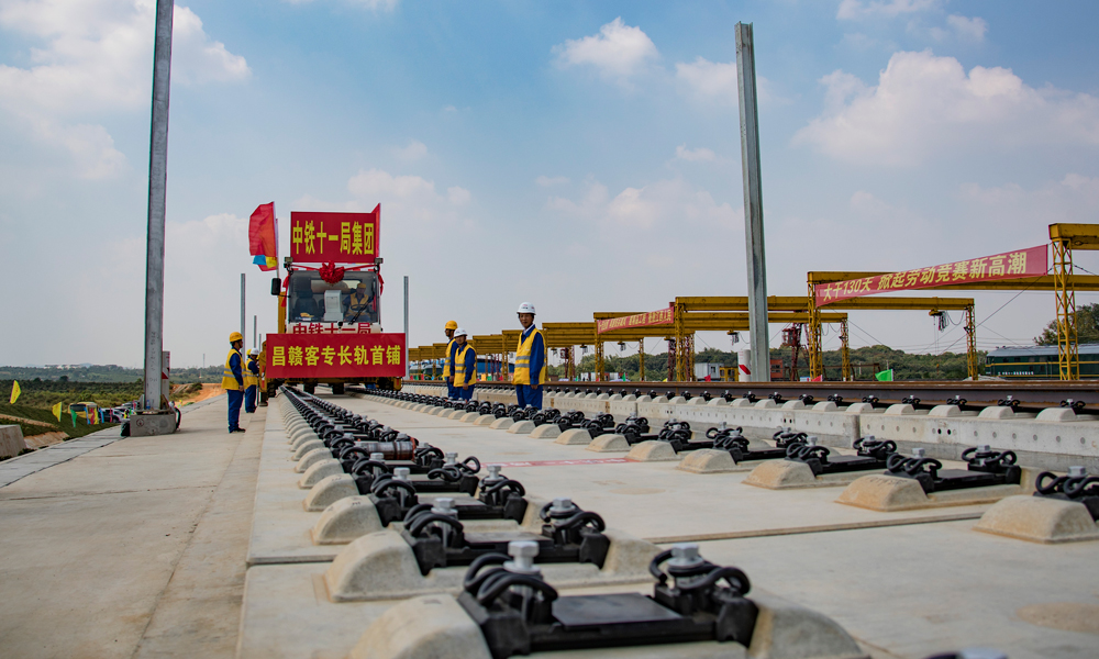 據了解，昌贛高鐵長軌鋪設施工采用我國自主研發，具有國際先進水平的WZ500推送機組鋪軌方式，每天可鋪設長軌約5公里，預計2019年3月底全線完成鋪軌。昌贛高鐵全線鋪設的軌道為具有我國完全自主知識產權的CRTSⅢ型板式無砟軌道，所采用的跨區間無縫線路鋼軌能最大限度減少鋼軌接頭病害概率，全面提高軌道整體結構的平順性，有效提升旅客乘車的舒適度。圖為9月29日，中鐵十一局建設者在昌贛高鐵樟樹東鋪軌基地進行500米長軌鋪設作業。