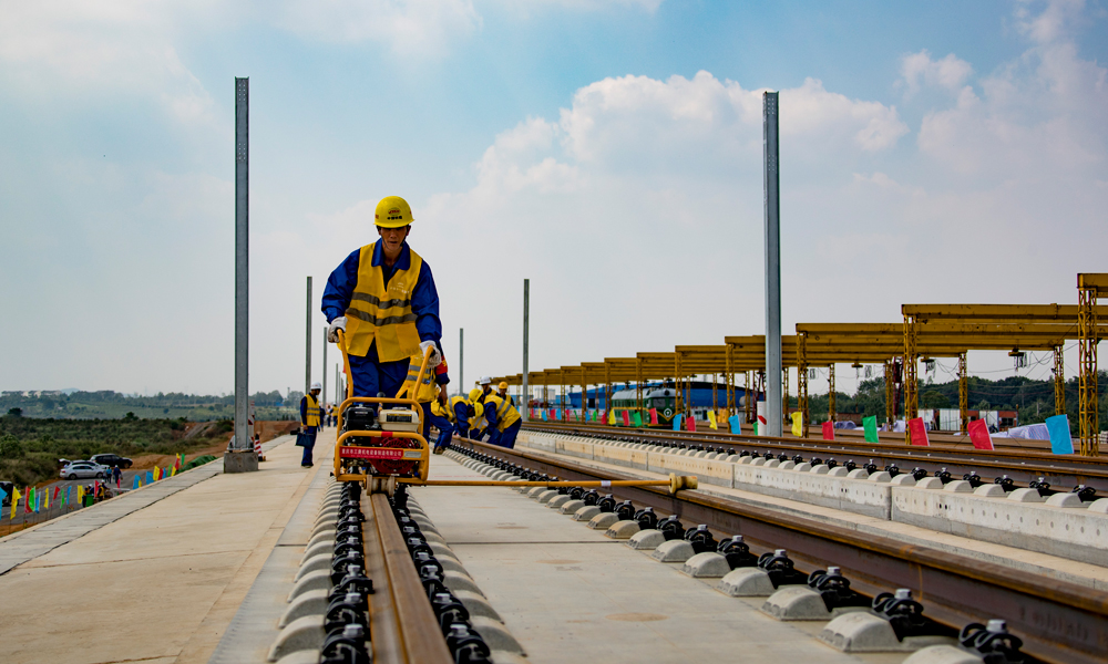 昌贛高鐵通車后，南昌至贛州的最快鐵路旅行時間將由現在的5小時縮短至2小時內，京九通道客貨運輸能力將得到大幅提升，對改善區域交通運輸條件，加快沿線地區旅游、礦產資源開發，承接沿海發達地區產業轉移，密切東南沿海與中部地區的經濟交流，促進經濟社會又快又好發展具有積極意義。圖為9月29日，中鐵十一局建設者在昌贛高鐵樟樹東鋪軌基地進行500米長軌鋪設作業。