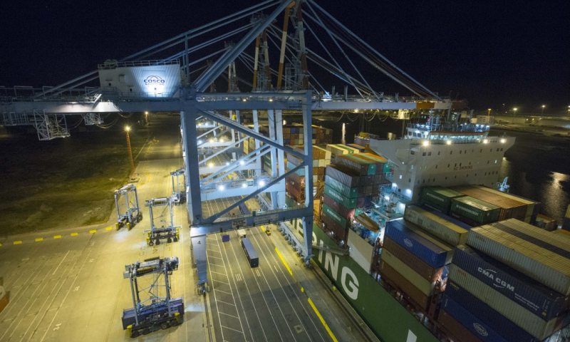 圖為10月15日晚在比利時澤布呂赫港拍攝的正在進行裝卸作業的集裝箱碼頭。（新華社記者 葉平凡 攝）