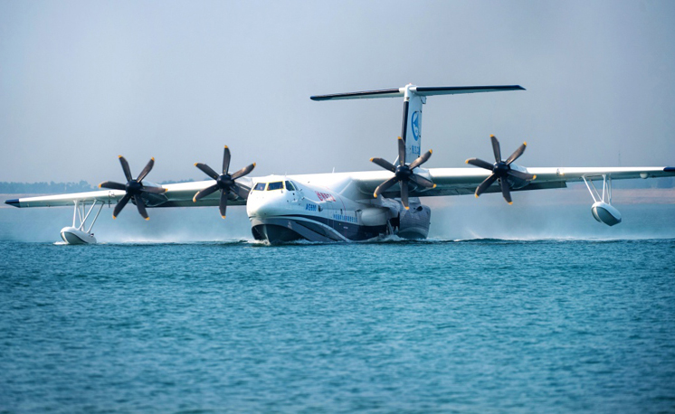 圖為10月17日，“鯤龍”AG600進行水上滑行試驗。（新華社記者 熊琦 攝）