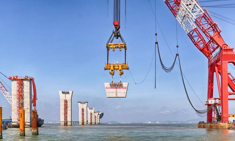 圖為2015年9月6日，橋梁工程完成最后一件上節墩身安裝，主體工程220座墩臺全線完工。新華社發（港珠澳大橋局提供）