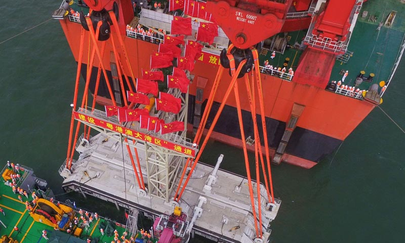 圖為2017年5月2日，港珠澳大橋島隧工程海底隧道的最終接頭——重約6000噸的鋼結構混凝土預制件在伶仃洋主航道吊裝下沉對接完成。（新華社記者 劉大偉 攝）