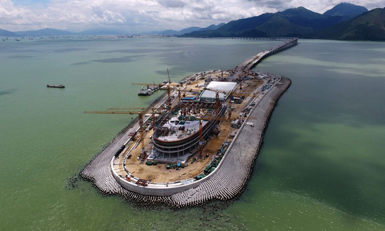 圖為2017年7月4日拍攝的建設中的西人工島。7月7日，港珠澳大橋海底隧道正式貫通，港珠澳大橋實現了主體工程全線貫通。（新華社記者 梁旭 攝）