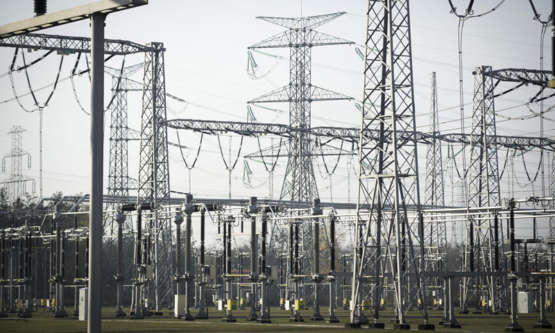 由國家電網所屬中國平高集團有限公司承建的波蘭科杰尼采變電站擴建及改造項目日前在波蘭東部城市科杰尼采舉行竣工儀式，該項目是中國在歐盟國家完工的首個輸變電工程總承包項目。圖為11月8日，在波蘭東部城市科杰尼采拍攝的剛剛完成擴建改造的科杰尼采變電站的新設施。新華社發（亞普·阿林攝）