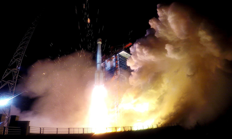 圖為11月19日，第四十二、四十三顆北斗導航衛星發射瞬間。（新華社記者 琚振華 攝）