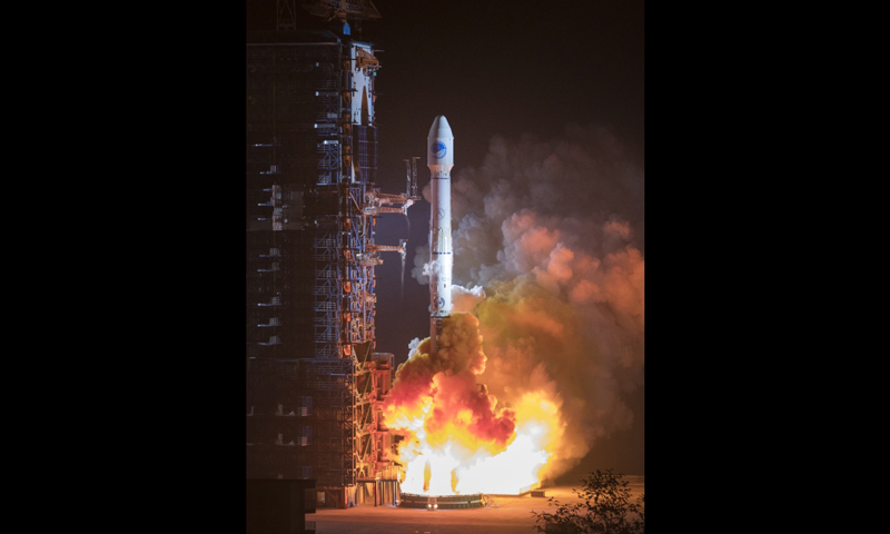 圖為11月19日，第四十二、四十三顆北斗導航衛星發射瞬間。（新華社記者 琚振華 攝）