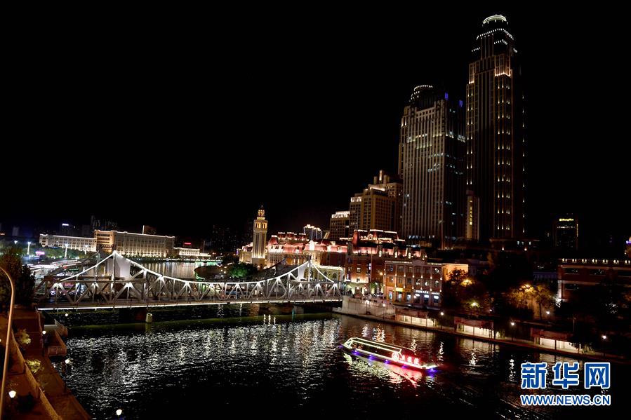 這是天津海河夜景。近年來，國網天津電力全力打造智慧電網，至2018年在市區實現了配電自動化全覆蓋。（新華社記者王毓國 攝）