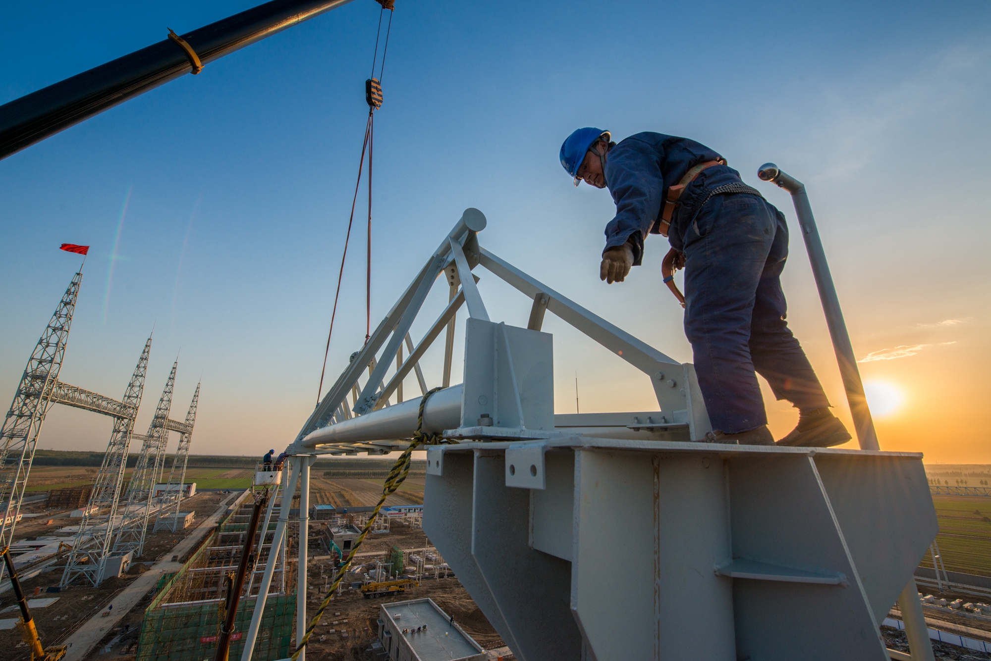 說明: 說明: C:\Users\Administrator\Desktop\鄒明特高壓照片\鄒明攝影-2015年10月27日，北京東站500千伏構架全部吊裝完成。2.jpg