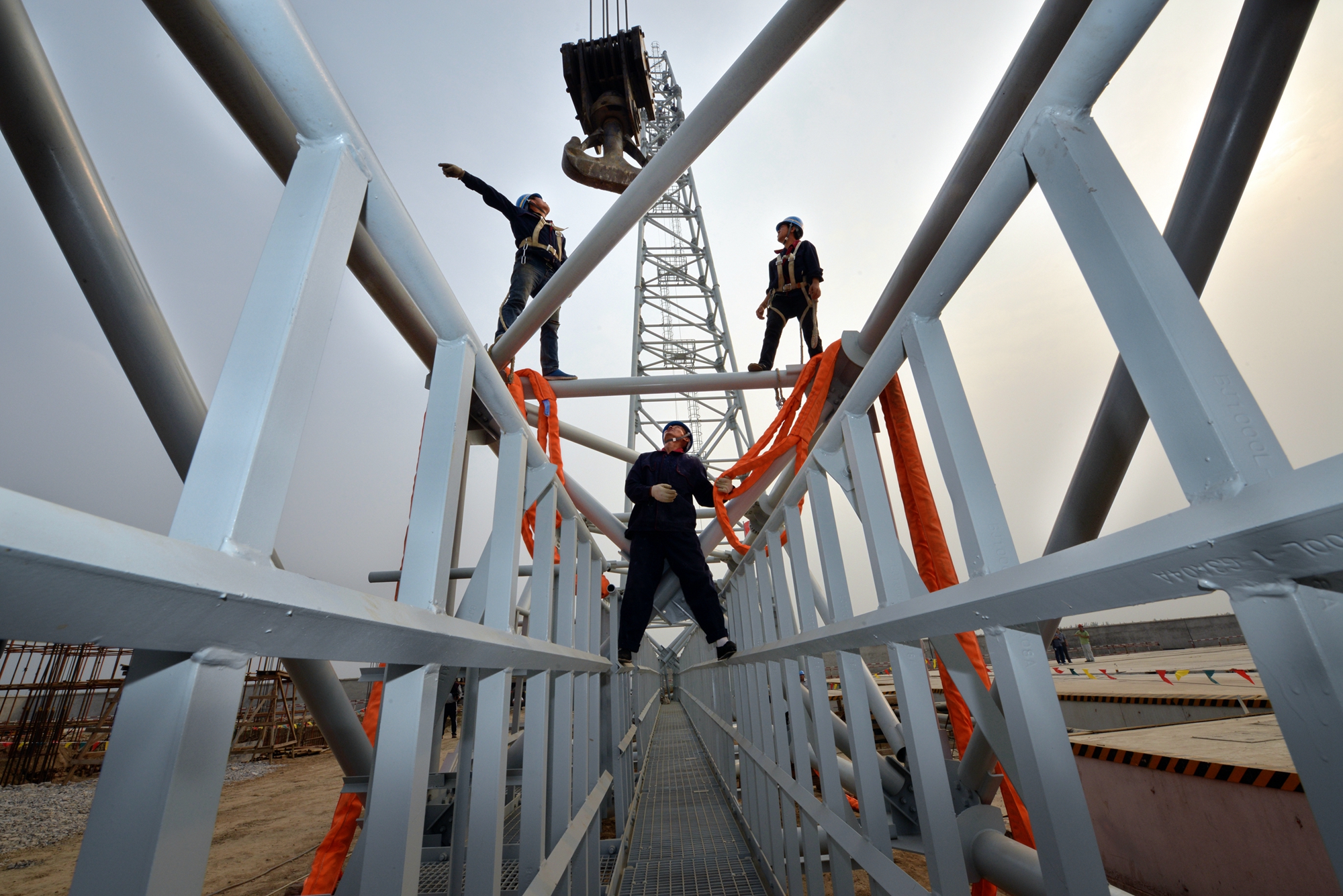 說明: 說明: C:\Users\Administrator\Desktop\新建文件夾\鄒明攝影-2015年9月22日，北京東1000千伏特高壓變電站1000千伏構架第一榀橫梁起吊。.jpg