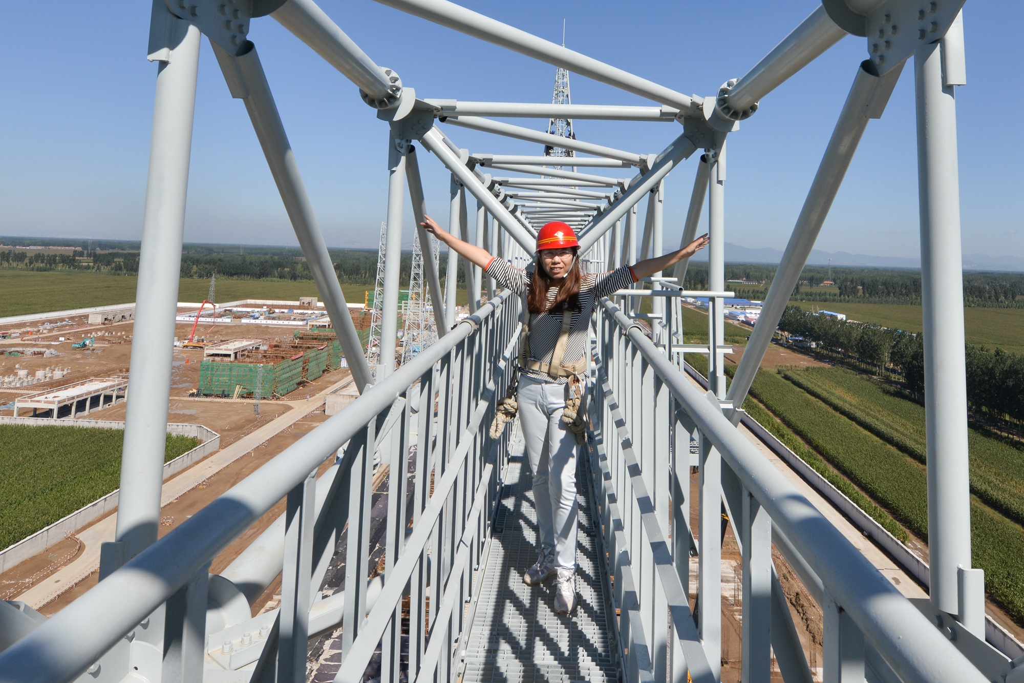 說明: 說明: C:\Users\Administrator\Desktop\新建文件夾\鄒明攝影-20150925第二榀橫梁吊裝 119a.jpg