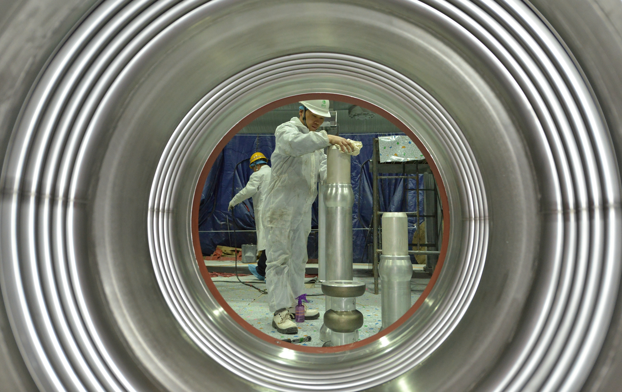 說明: 說明: C:\Users\Administrator\Desktop\新建文件夾\鄒明攝影-2016年3月25日，北京東站1100千伏GIS串內一次安裝完成。.jpg