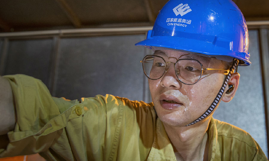 截至7月31日,國華電力舟山電廠年累計發電量21.33億千瓦時,折合2717發電利用小時,超省內煤機平均利用小時299小時,火電市場占有率137.01%。至此,該廠已連續7個月在浙江省同類型機組“三同”對標中排名第一。圖為國華舟山電廠維護人員在高溫環境下設備消缺。