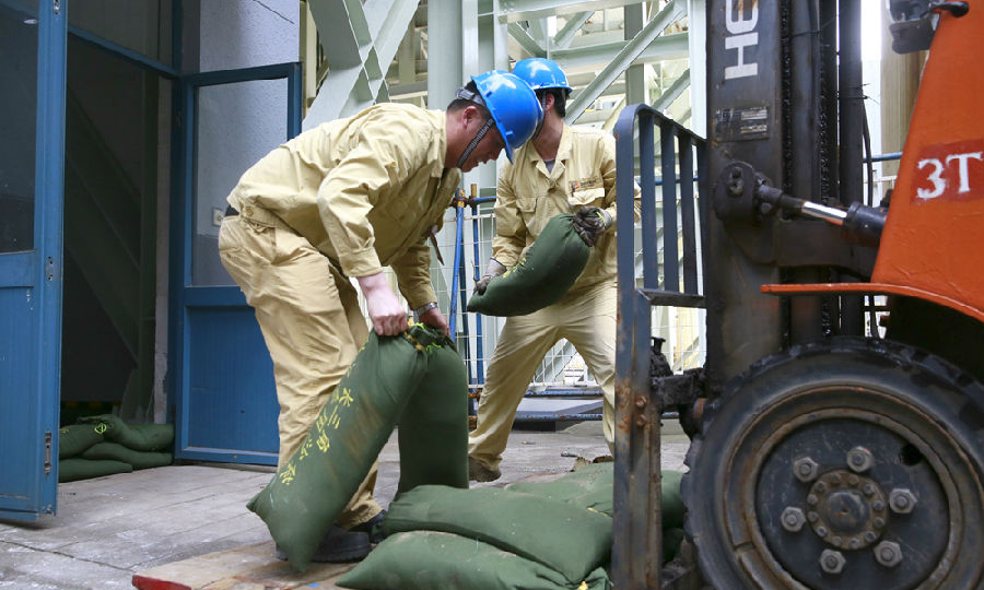 8月3日16時30分,國華電力寧海電廠根據氣象臺臺風警報,發布臺風黃色預警,啟動防臺防汛Ⅲ級應急響應,全面檢查預案落實執行情況,該廠全體領導班子帶班值班,所有在廠人員24小時值守,枕戈待旦抵御臺風“黑格比”。圖為該廠搬運沙袋封堵廠房門口。