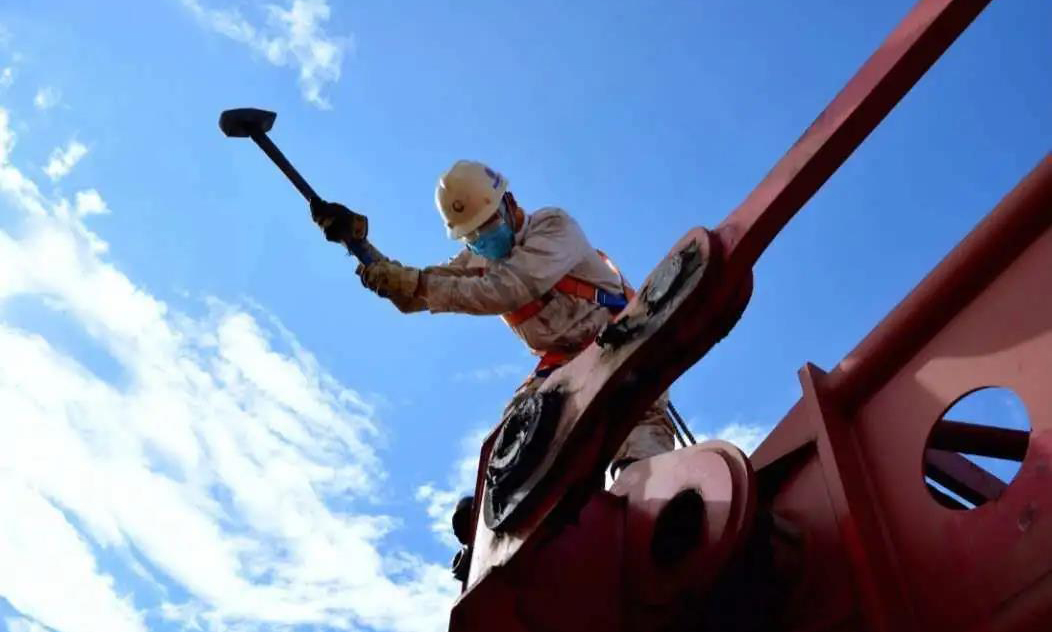 7月23日,暴雨過后,碧空如洗。在海洋石油工程股份有限公司建造事業部青島場地,施工人員在全面做好安全風險管控的前提下,正進行一臺400噸大型履帶吊的改裝作業。改裝后,這臺“大力士”履帶吊將投入陵水17-2半潛式生產平臺的建造中。