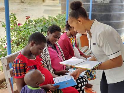 護士長梅西為準媽媽們講解備孕事項