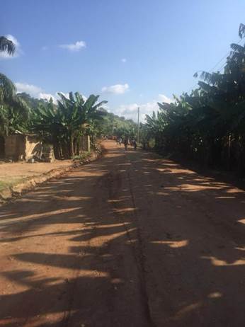 中國地質為庫馬西市Ntensere村居民修建土路(翻修前)