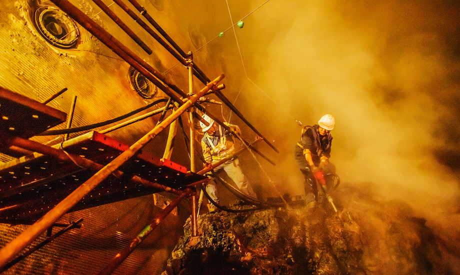 檢修現場的忙碌奮戰（作者：張衛剛）