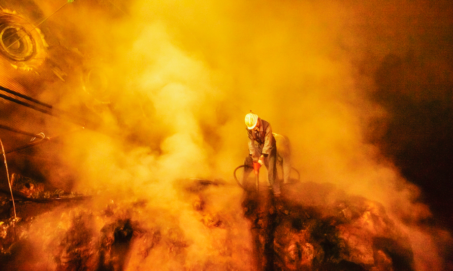 檢修現場的忙碌奮戰（作者：張衛剛）