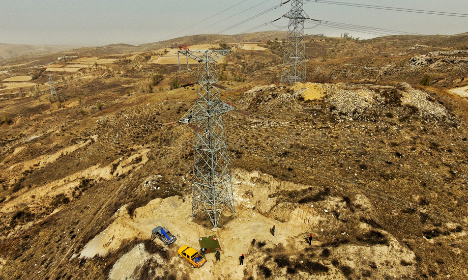 4月10日，薛家灣供電局輸電管理處對220千伏萬楊線相關塔基進行帶電更換RTV瓷質絕緣子作業。（作者：周京津）