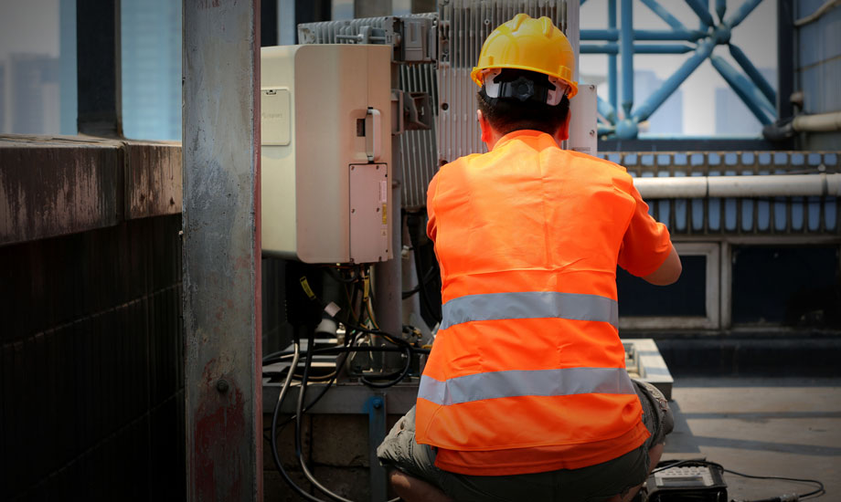 面對烈日“烤”驗，上海聯通一線工作人員堅守崗位戰高溫，奮斗在一線搶修現場。（作者：許諾 王心志）