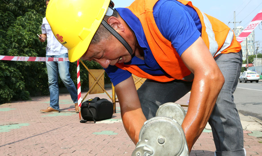 面對烈日“烤”驗，上海聯通一線工作人員堅守崗位戰高溫，奮斗在一線搶修現場。（作者：許諾 王心志）