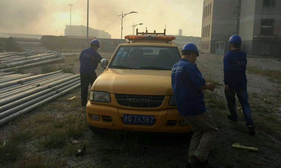 8月12日夜間，天津濱海新區瑞海國際物流公司危險品倉庫集裝箱堆場起火爆炸。中國電信天津分公司第一時間啟動突發公共安全事件通信保障預案，派駐維護人員到受災區域開展通信搶險保障，全力進行發電搶修。（作者：龔哲）