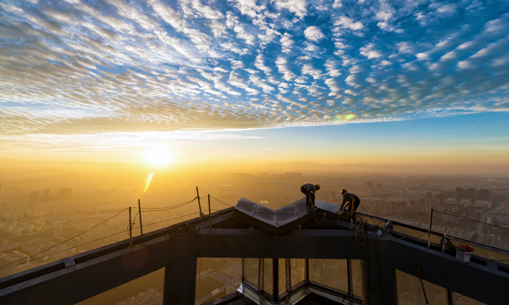 在云貴之巔，昆明最高雙塔從地下18米開挖，到地上317米封頂，歷時近3年昆明萬達雙塔終于破土而出。（作者：鮑禹）
