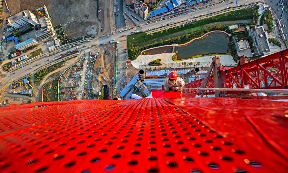 工作人員在昆明萬達雙塔上工作。（作者：鮑禹）