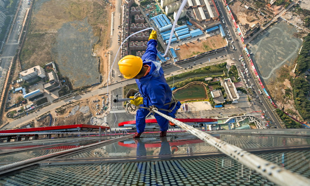 工作人員在昆明萬達雙塔上工作。（作者：鮑禹）