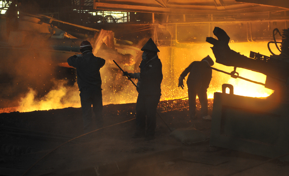 在昆鋼公司的鋼鐵產業生產線上，有一群吃苦耐勞、愛崗敬業、勇于創新、甘于奉獻的青年職工，他們用汗水和智慧熔煉出紅土高原的鋼鐵之花，奮斗的青春如爐火一般火熱，如鋼花一般閃亮！圖中煉鐵高爐正在出鐵，爐前青工忙碌的身影與鐵水的金光融合在一起。（作者：韓先明）