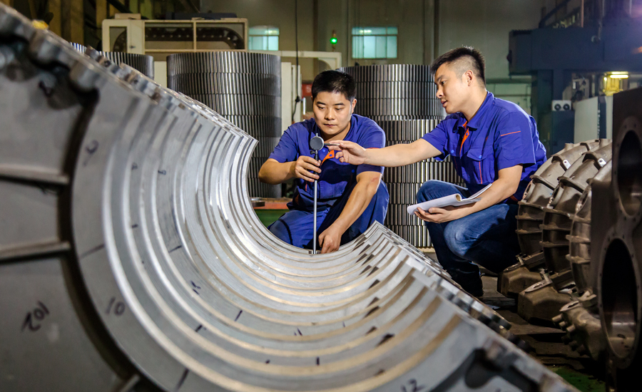 這是一支平均年齡只有29歲的智力型青年團隊，擔負著機械總院集團鄭機所機車項目的高精度加工任務，他們作風頑強、技術精湛、大膽創新，解決了大量讓外國專家頭疼的技術難題，攻克了多個新機型加工中的技術難點，是一群勇于擔當、為數控加工技術應用向最高水平邁進的真正實踐者。（作者：王虎巖）